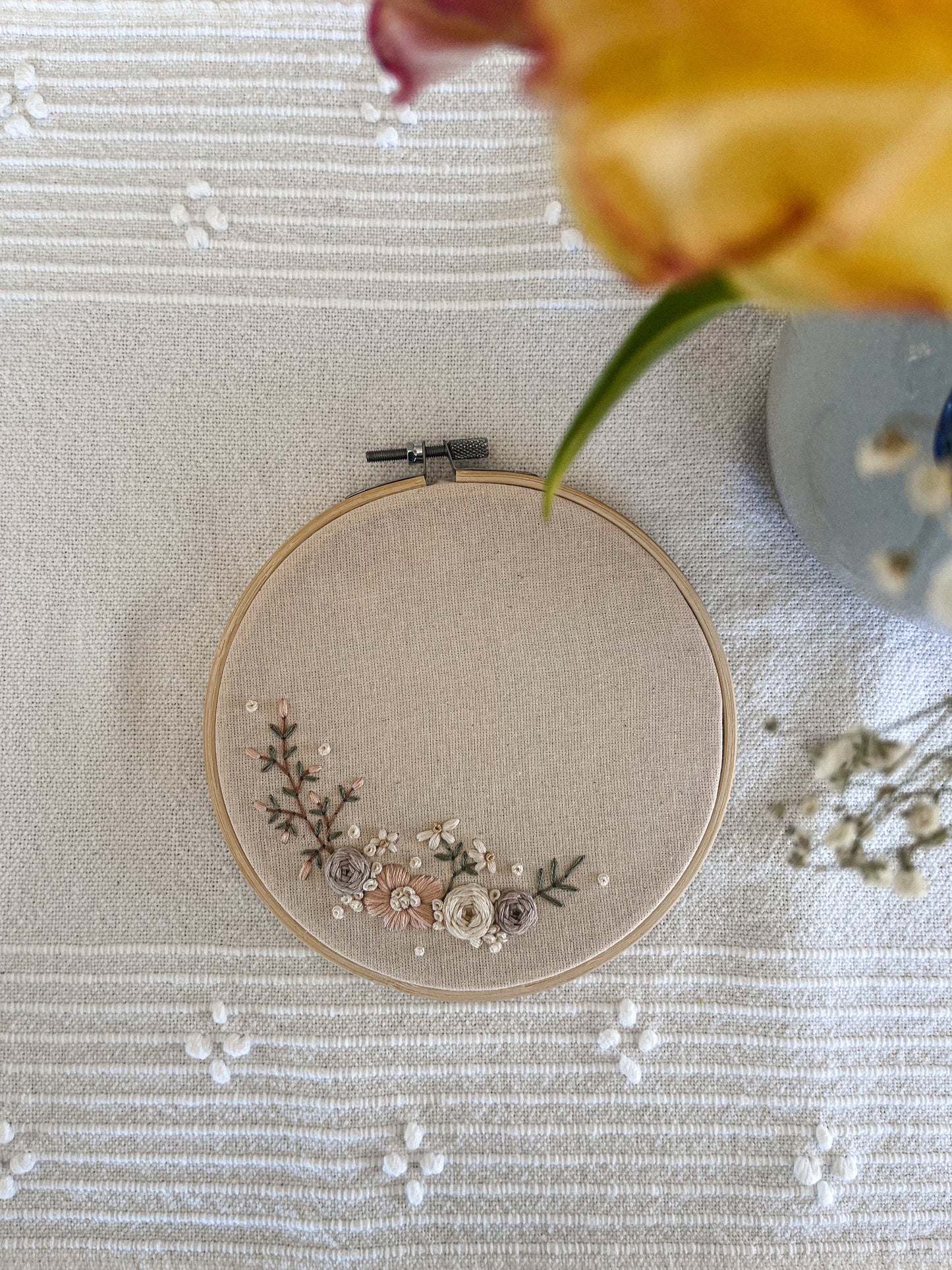 Broderie florale rose pâle