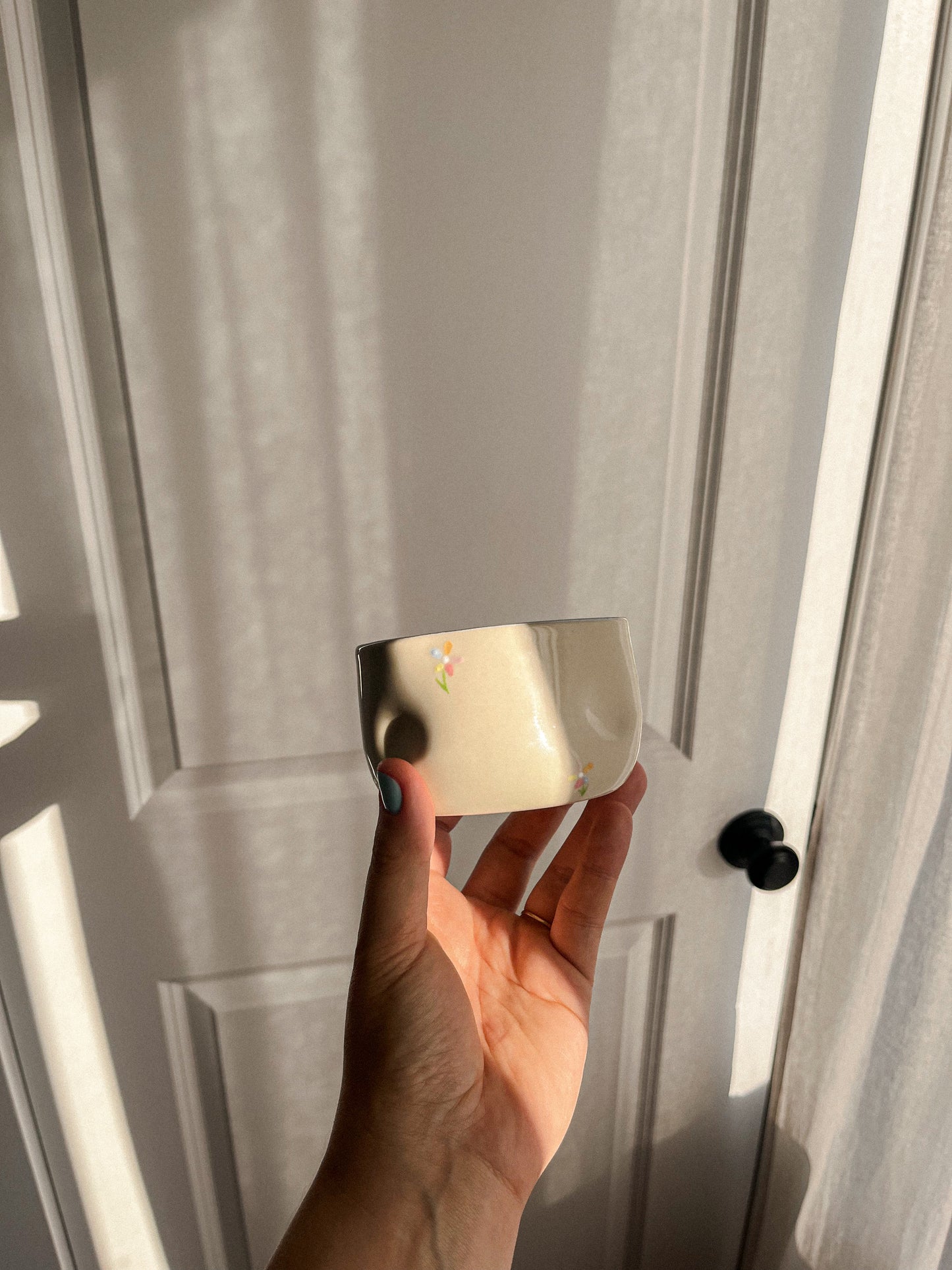 Tasse petites fleurs colorées
