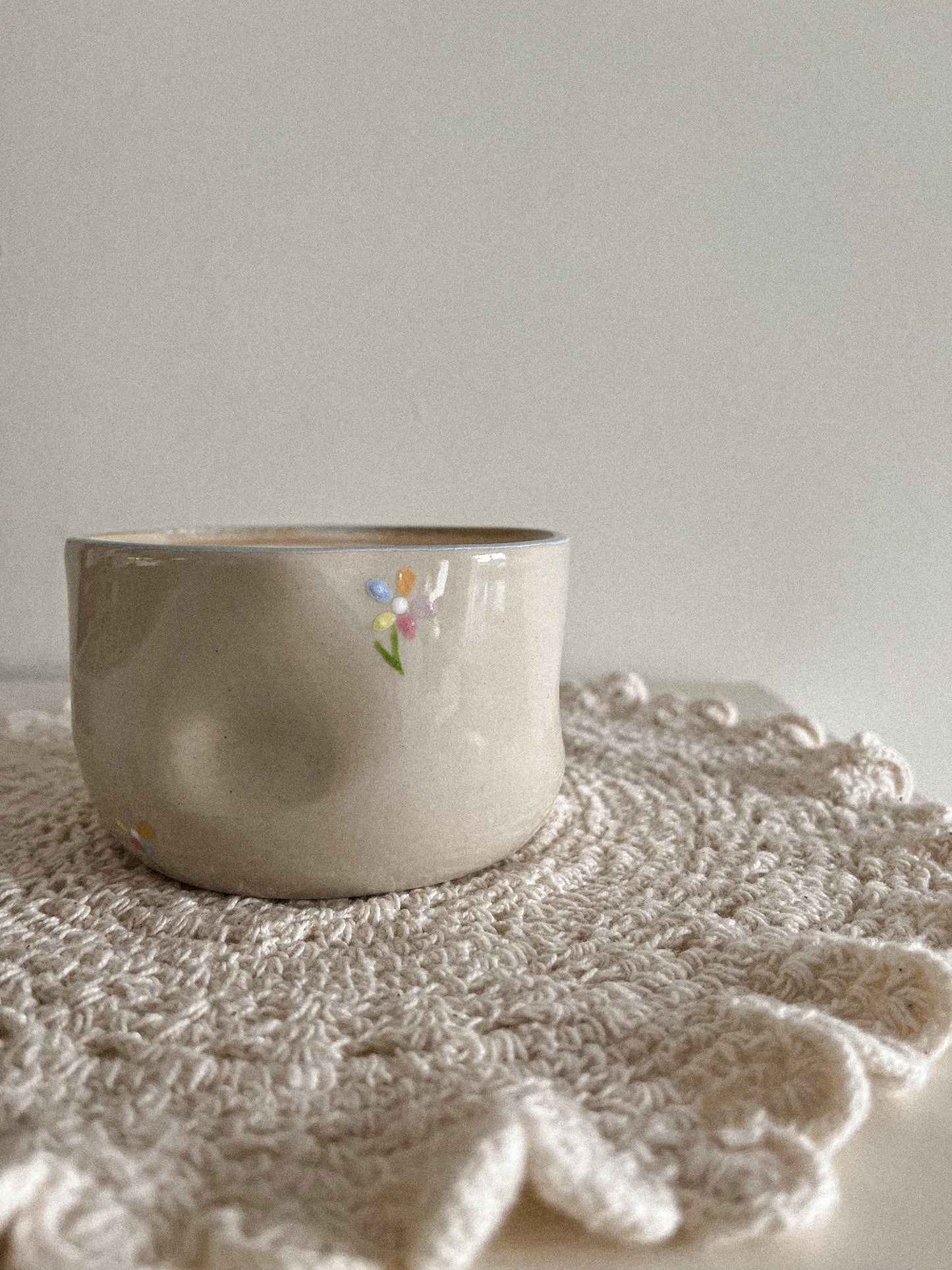 Tasse petites fleurs colorées