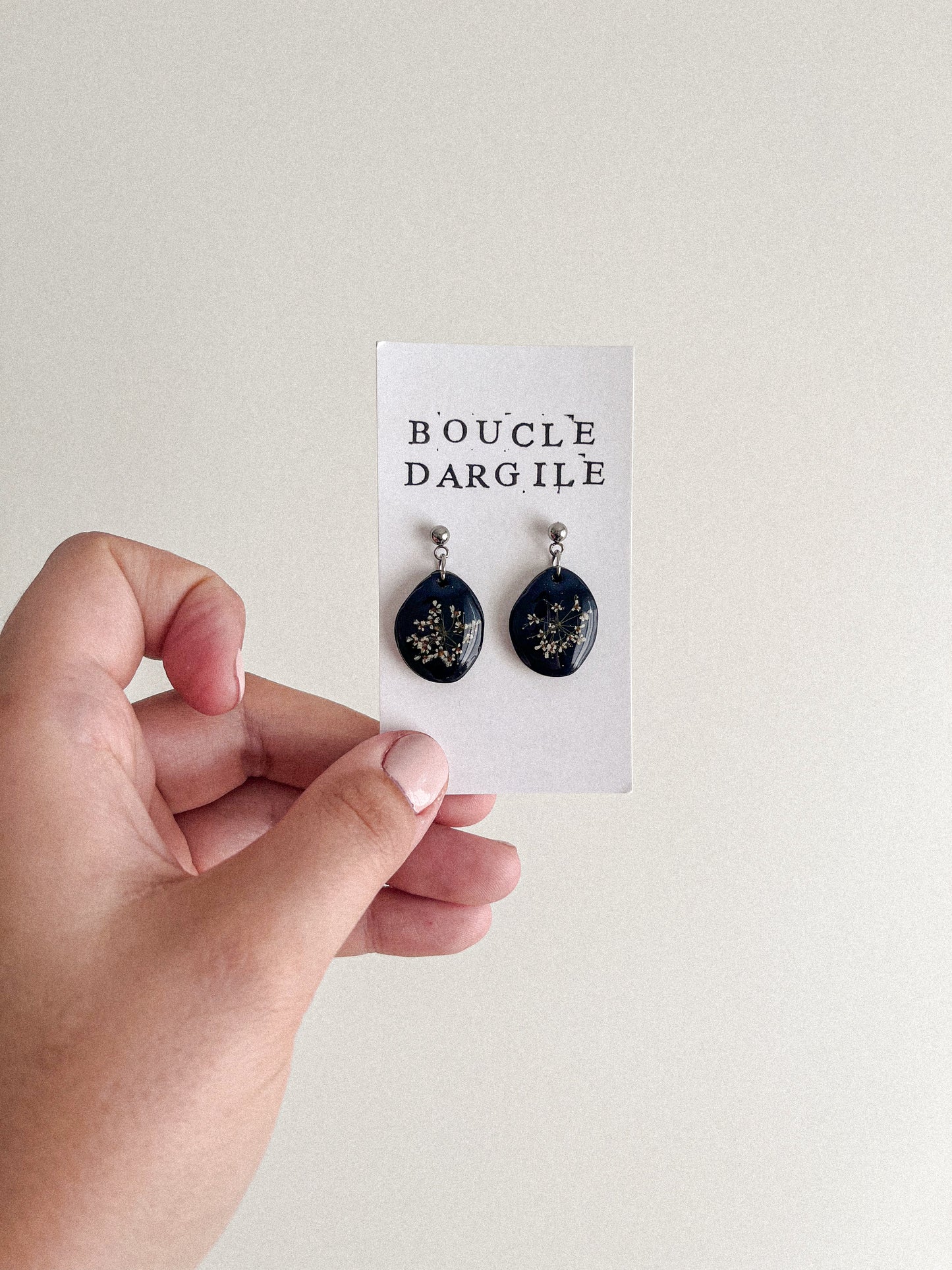 Boucle d'oreilles florales - Argile noire