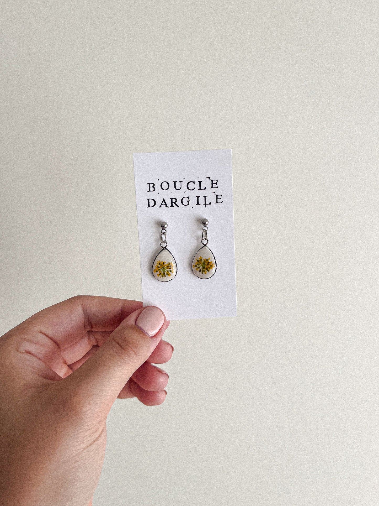 Boucle d'oreille florale - Argile blanche