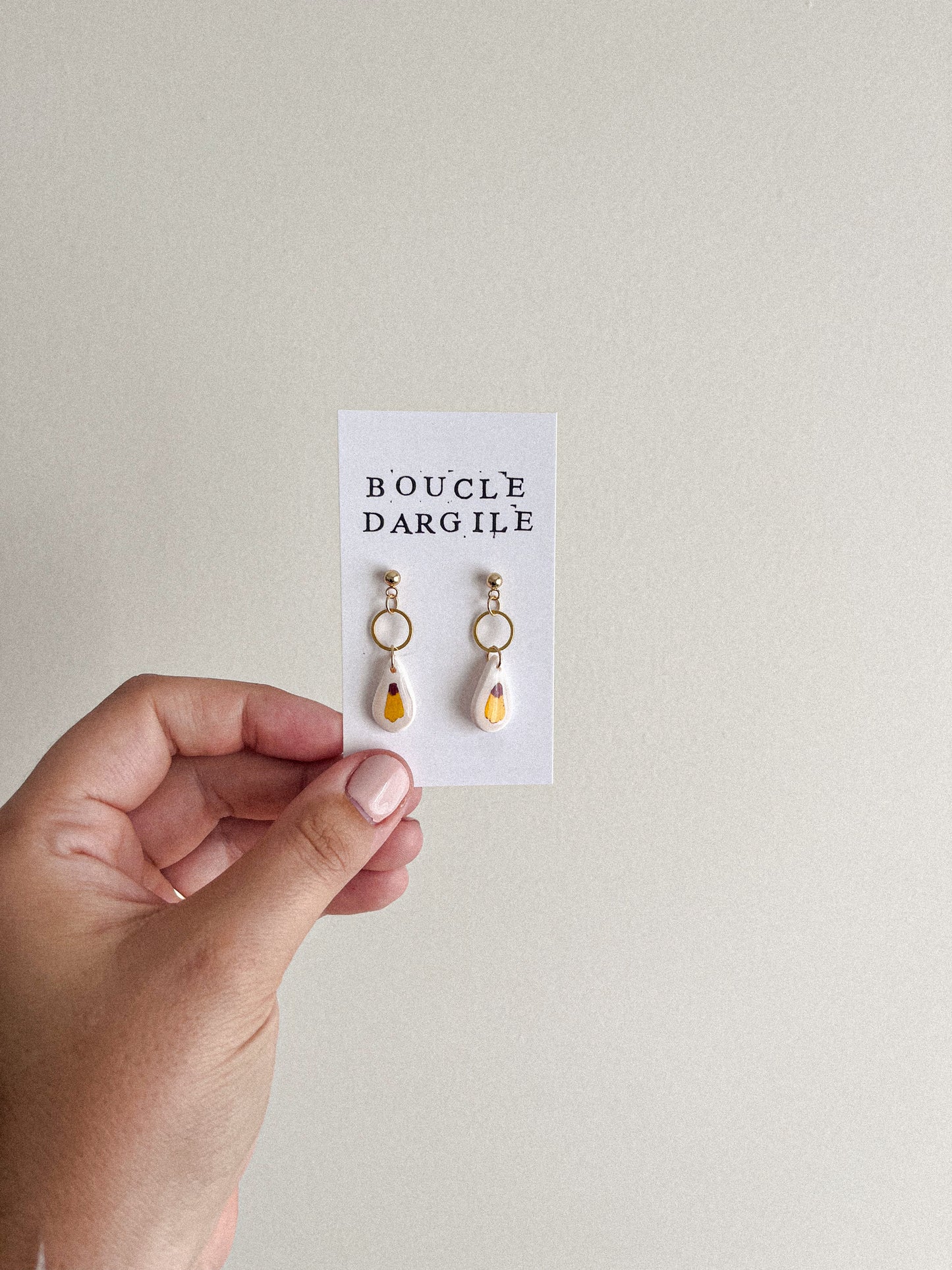 Boucle d'oreille florale - Argile blanche