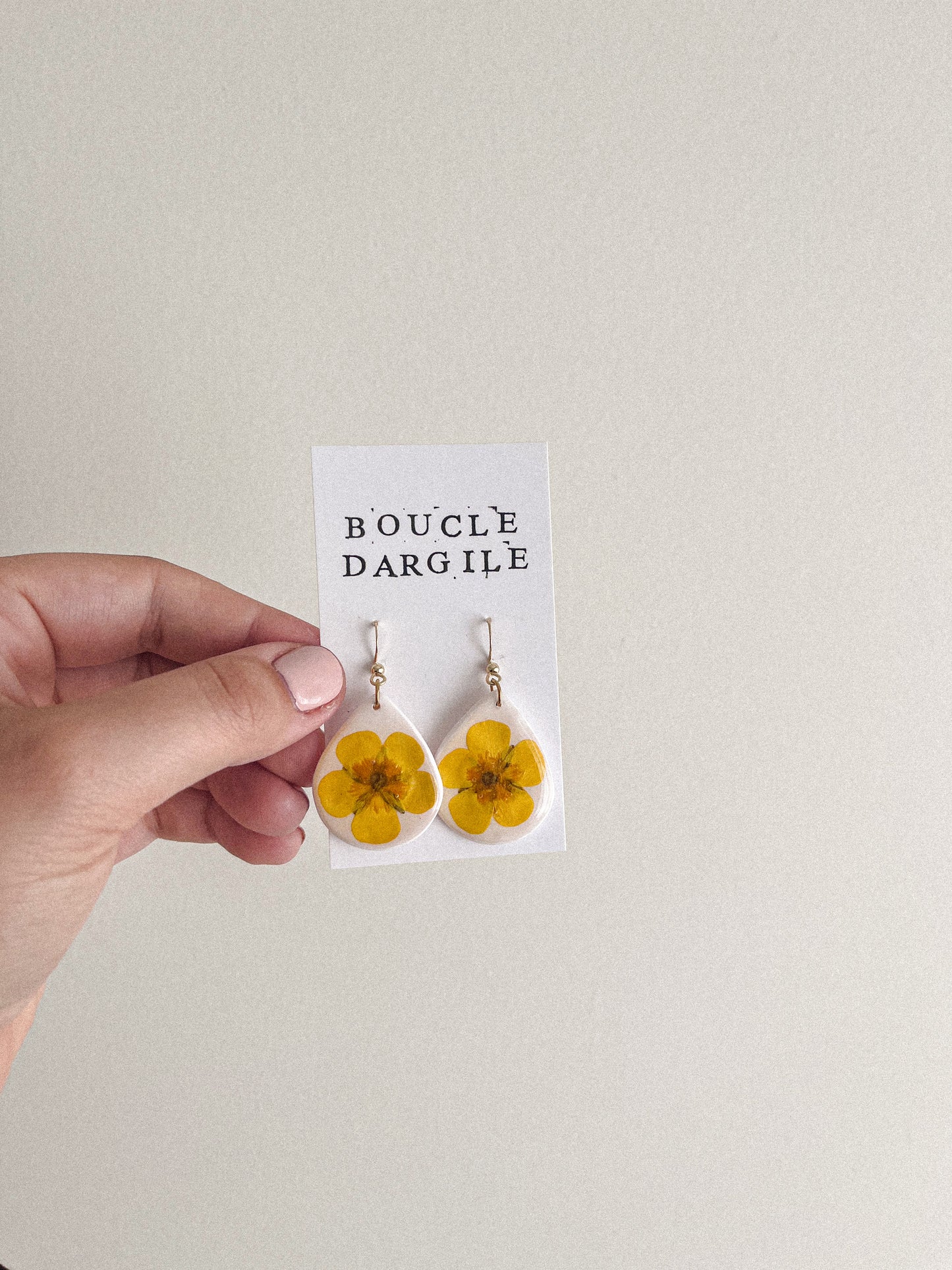 Boucle d'oreille florale - Argile blanche