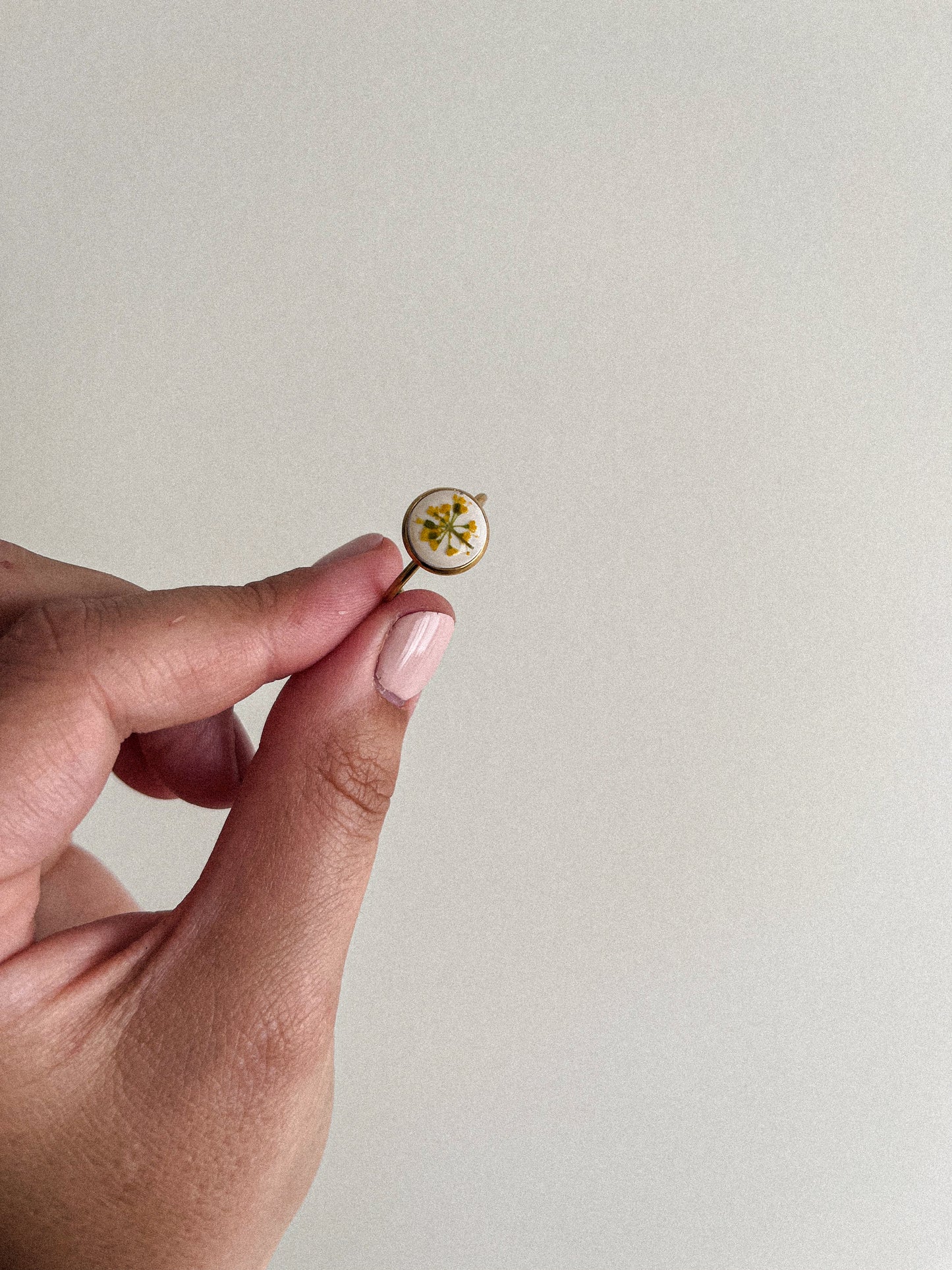 Bague florale - Argile blanche