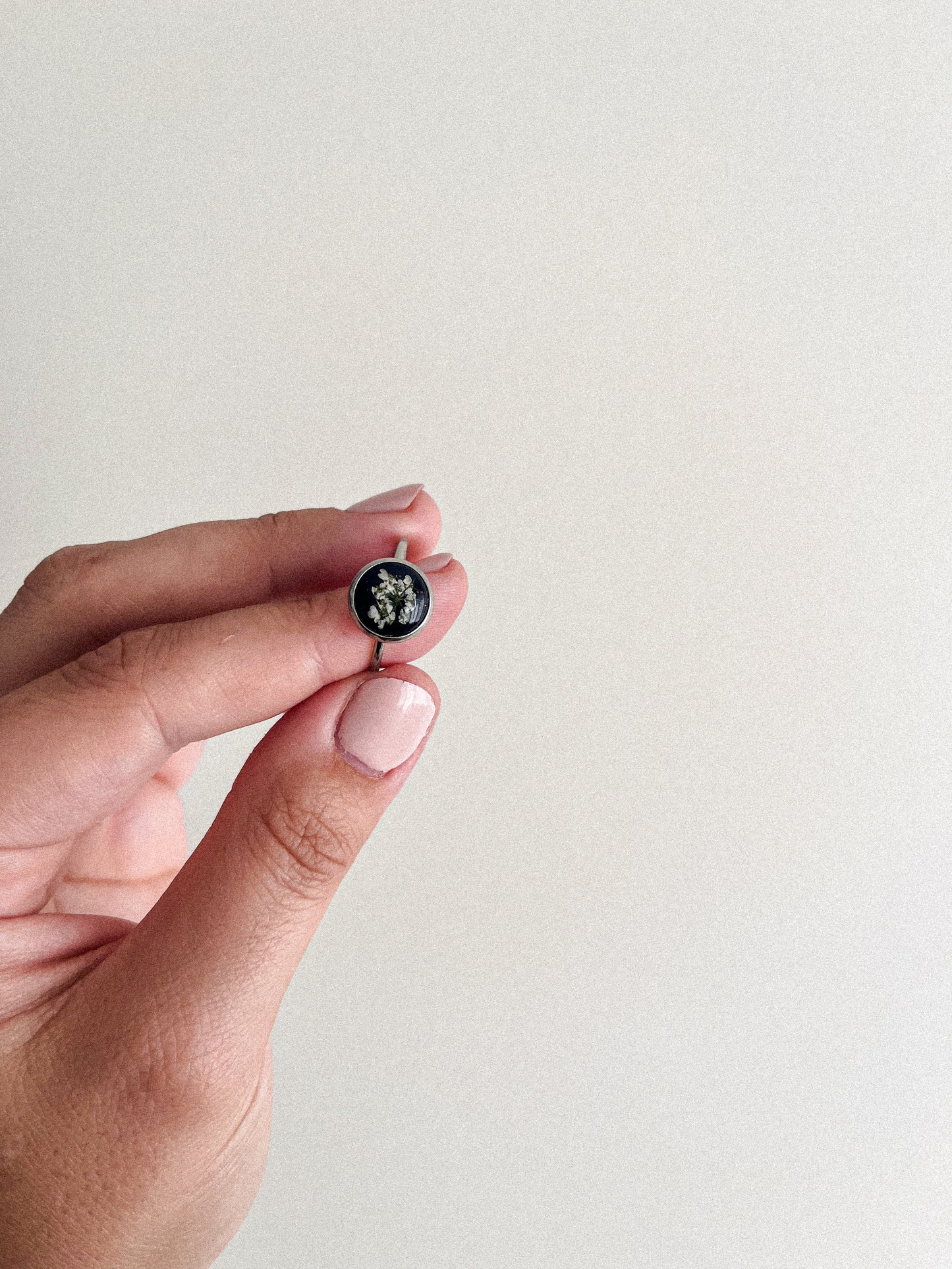 Bague florale - Argile noire