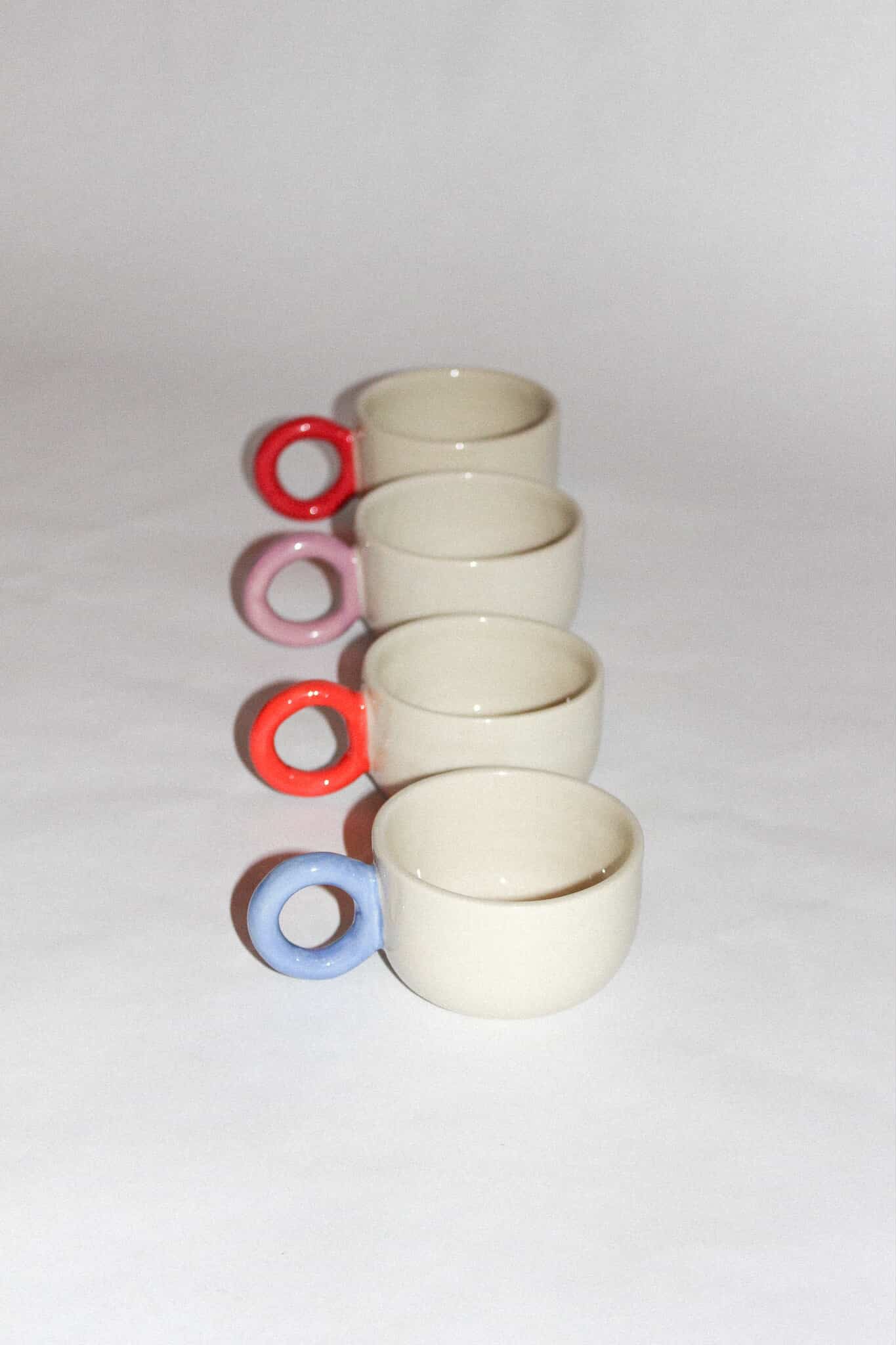 Tasse à anse colorée