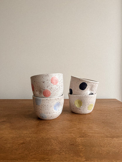 Tasse à pois colorés